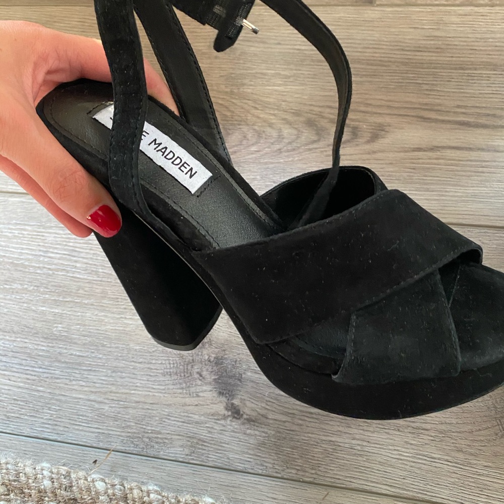 BLACK STEVE MADDEN PLATFORM HEEL